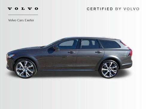 Certified 2025 Volvo V90 B6 Cross Country Ultra image 4