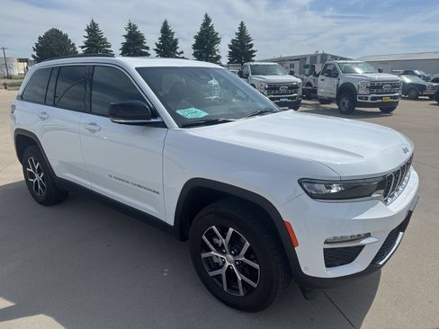 Used 2025 Jeep Grand Cherokee Limited w/ Luxury Tech Group II AWD/4WD image 2