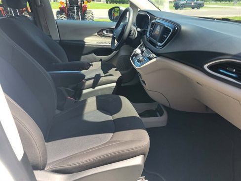 Used 2022 Chrysler Voyager LX FWD image 14