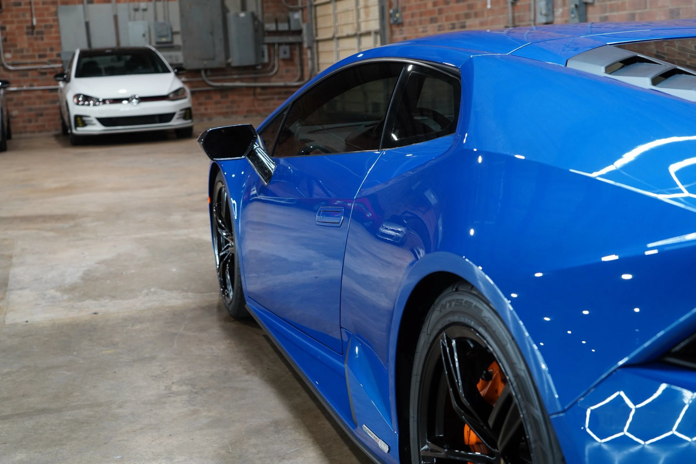 Used 2020 Lamborghini Huracan EVO RWD image 23