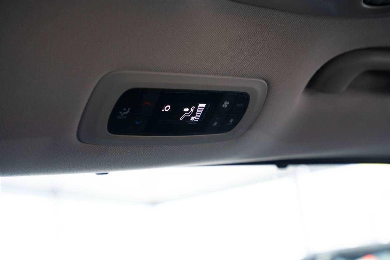 Used 2024 Chrysler Pacifica Touring-L FWD image 20