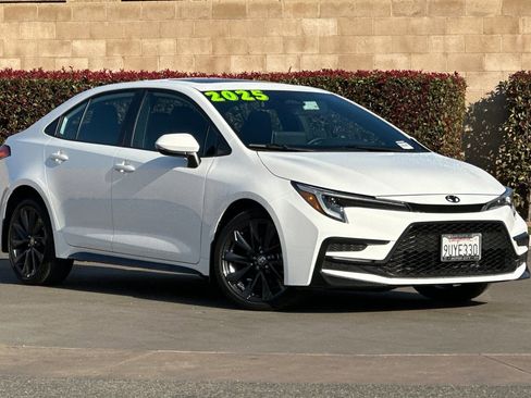 Used 2025 Toyota Corolla SE image 2
