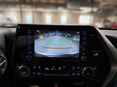 Used 2022 Toyota Highlander XLE AWD/4WD image 27