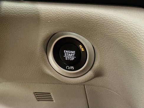 Certified 2024 Chrysler Pacifica Touring-L FWD image 22
