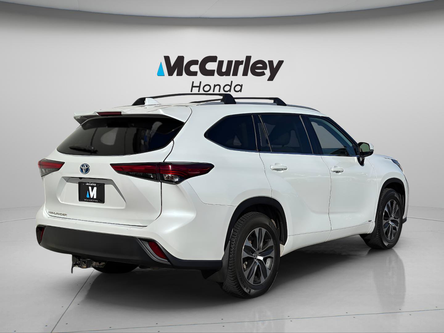 Used 2022 Toyota Highlander XLE AWD/4WD image 3