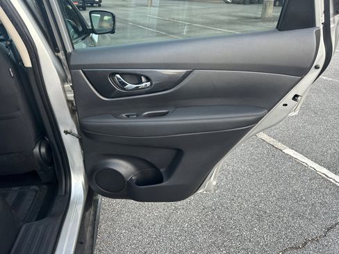 Used 2017 Nissan Rogue SV w/ SV Premium Package image 16