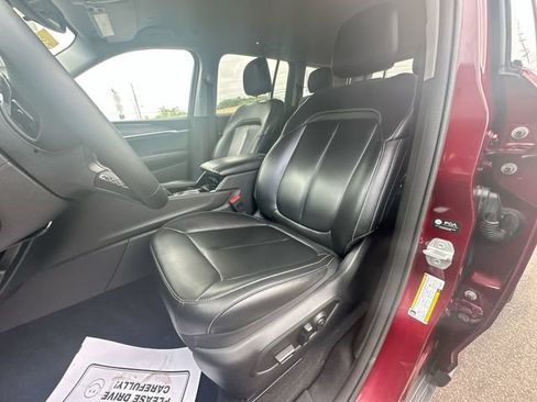 Used 2023 Jeep Grand Cherokee Limited w/ Black Appearance Package AWD/4WD image 13