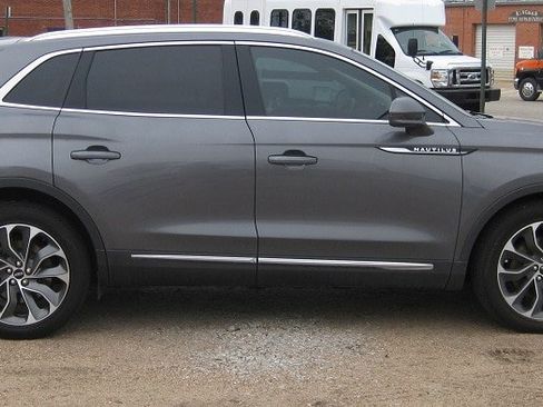 Used 2022 Lincoln Nautilus Reserve image 2