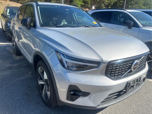 Used 2023 Volvo XC40 B5 Plus w/ Climate Package AWD/4WD image 3