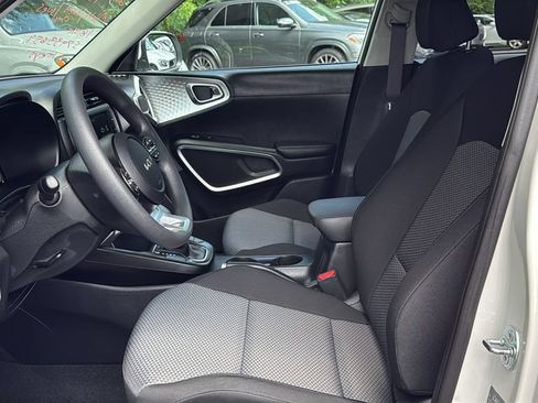 Used 2025 Kia Soul LX FWD image 17