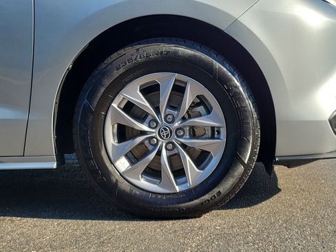 Used 2025 Toyota Sienna LE FWD image 5