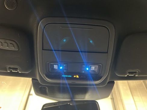 Used 2021 Ford Explorer Platinum w/ Premium Technology Package image 17