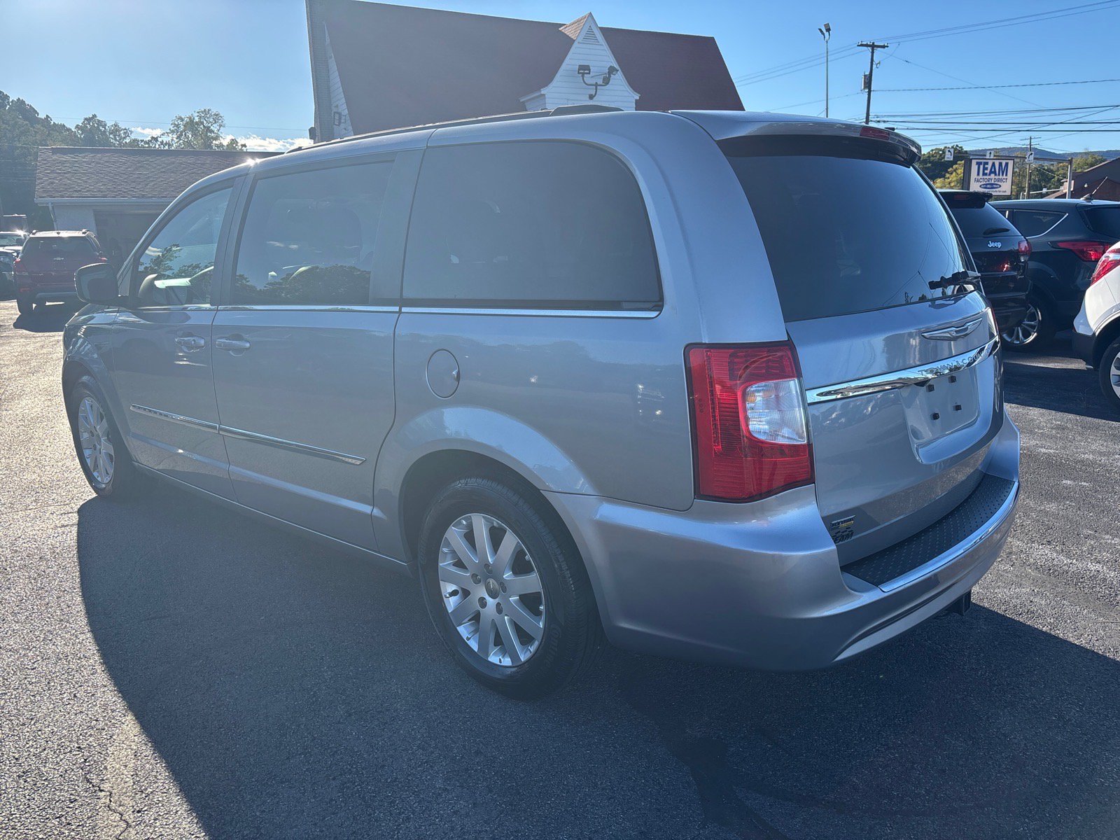 Used 2016 Chrysler Town & Country Touring FWD image 5