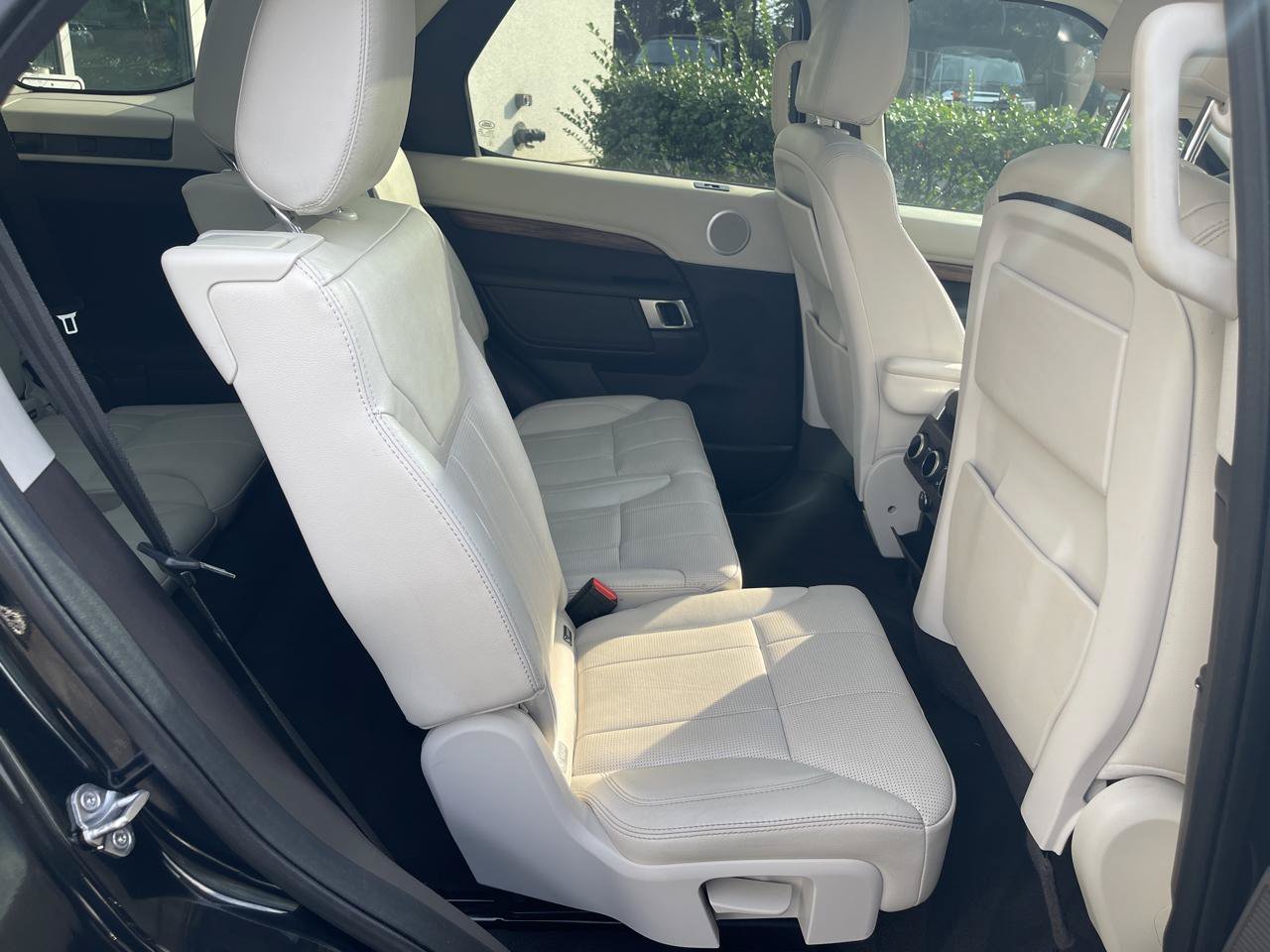 Used 2017 Land Rover Discovery HSE AWD/4WD image 36
