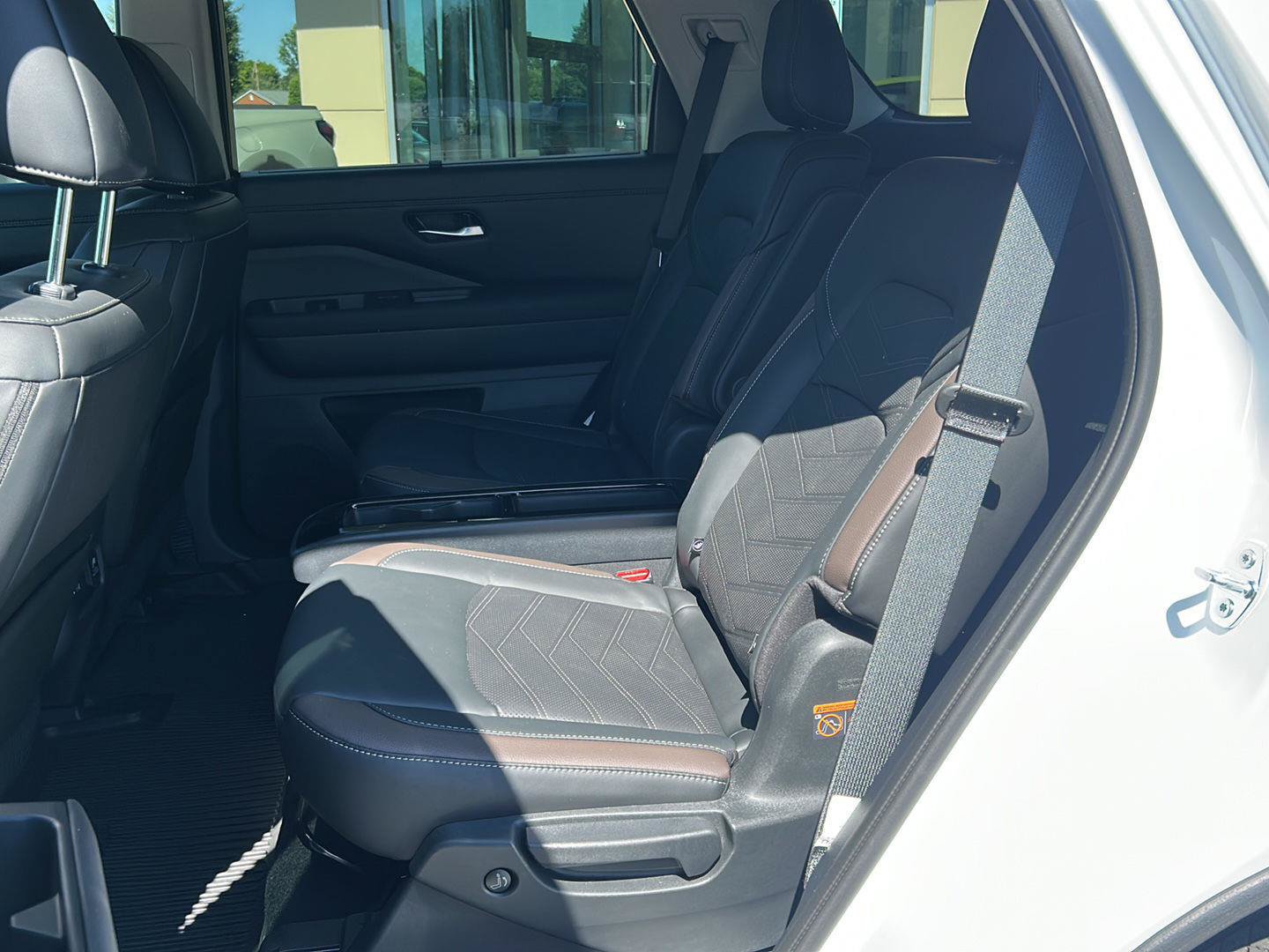 Used 2025 Nissan Pathfinder Platinum AWD/4WD image 21