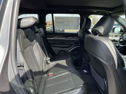 New 2026 Jeep Grand Cherokee Limited w/ Luxury Tech Group II AWD/4WD image 17