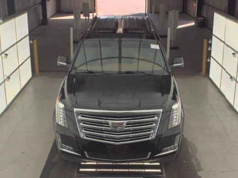 Used 2017 Cadillac Escalade Platinum image 18