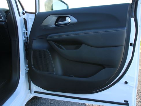 New 2026 Chrysler Pacifica Select image 27