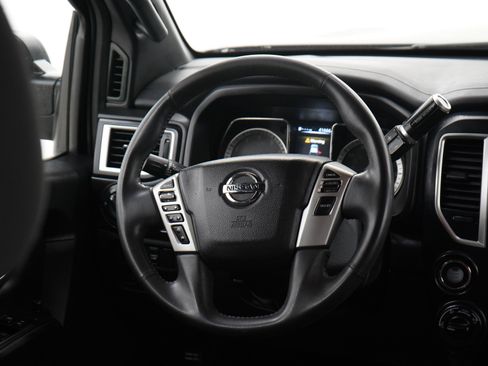 Used 2018 Nissan Titan SV w/ SV Convenience Package AWD/4WD image 14