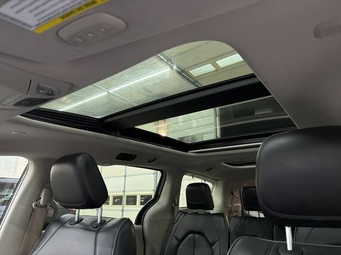 Used 2020 Chrysler Pacifica Limited FWD image 57