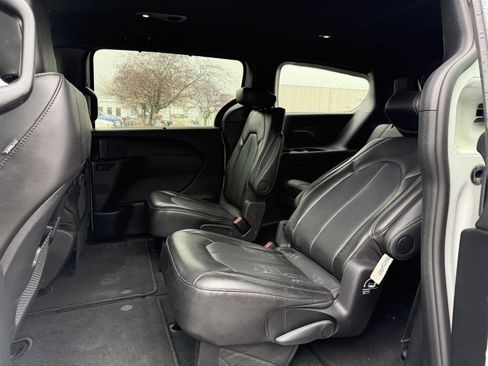 Used 2025 Chrysler Pacifica Select image 10