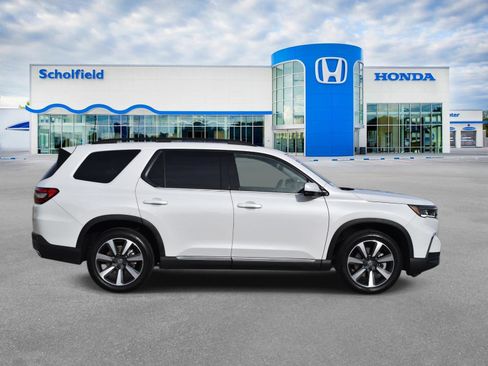 Used 2025 Honda Pilot Elite image 2