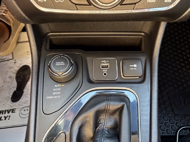 Used 2019 Jeep Cherokee Latitude Plus AWD/4WD image 17