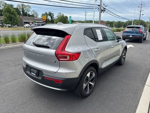 Certified 2025 Volvo XC40 B5 Plus AWD/4WD image 5