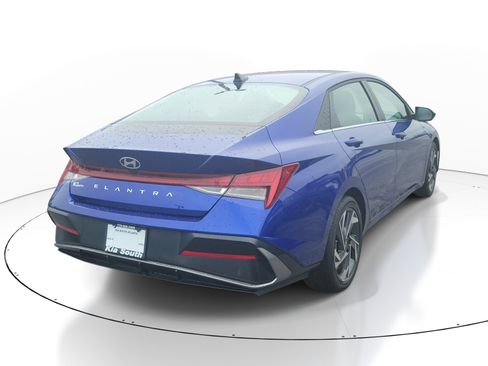 Used 2025 Hyundai Elantra SEL FWD image 4