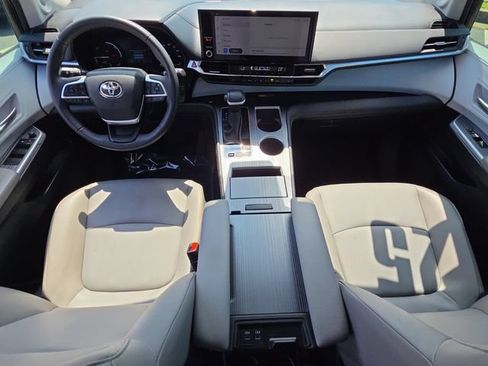 Used 2025 Toyota Sienna XLE w/ XLE Plus Package FWD image 13