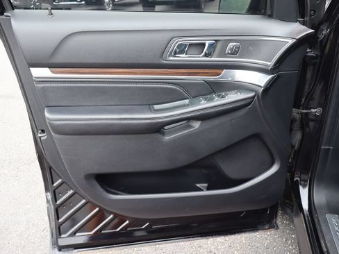 Used 2018 Ford Explorer Limited AWD/4WD image 33
