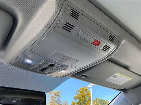 Used 2022 Volkswagen Taos SE image 51