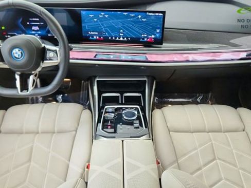 Used 2023 BMW i7 xDrive60 w/ Executive Package 2 AWD/4WD image 20