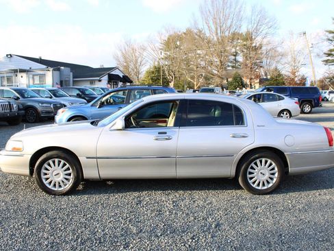 Used 2005 Lincoln Town Car Signature image 10