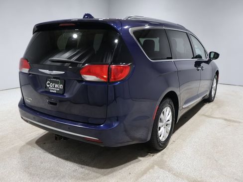 Used 2017 Chrysler Pacifica Touring-L image 2