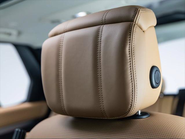 New 2026 Land Rover Discovery Limited Edition AWD/4WD image 16