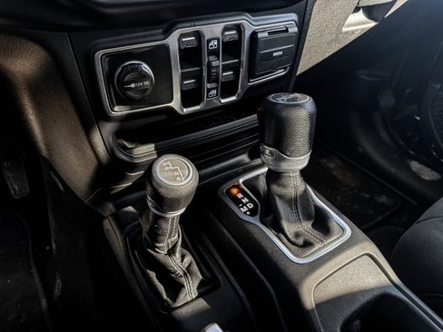 Used 2019 Jeep Wrangler Unlimited Sahara image 13