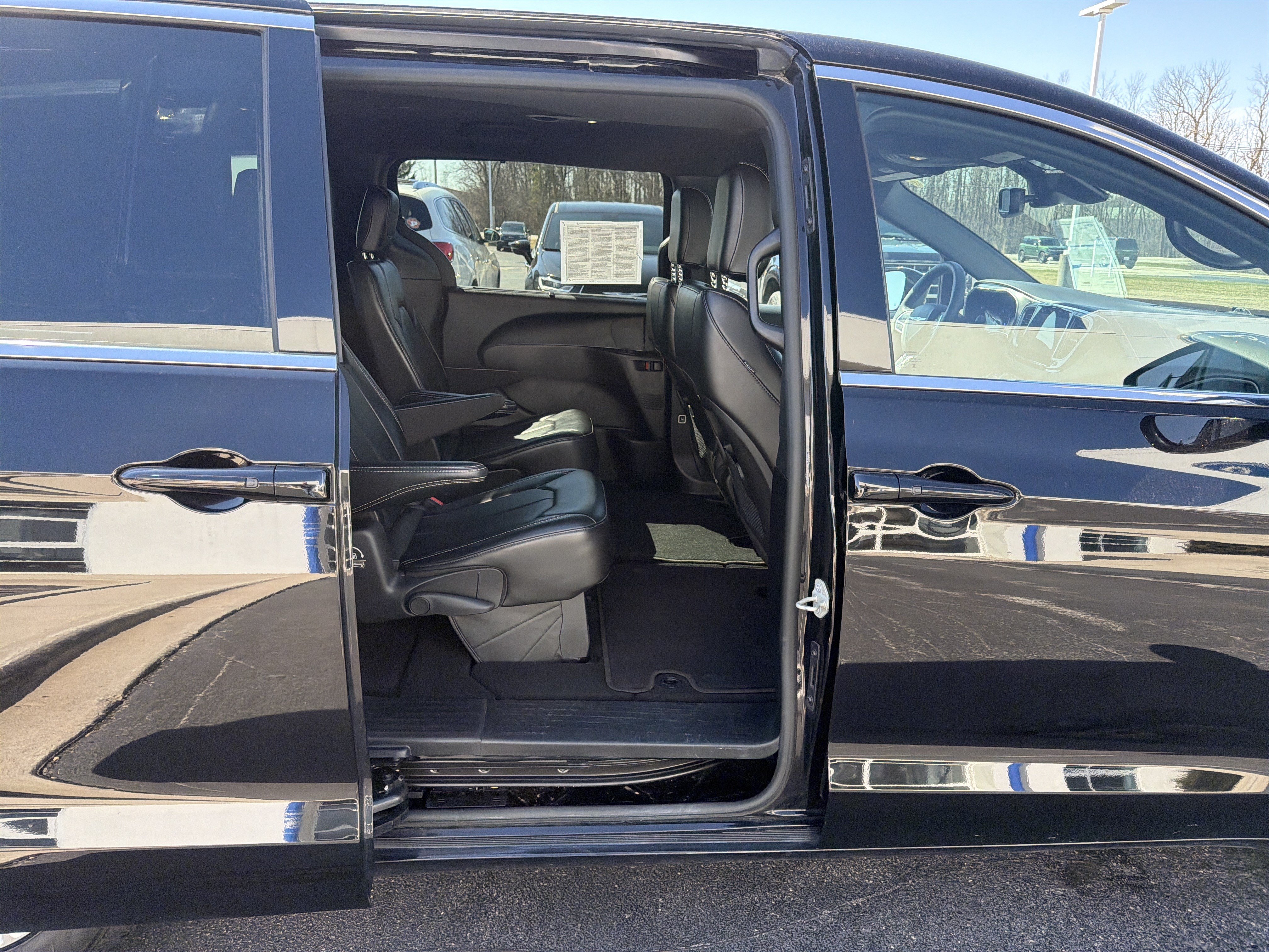 Used 2025 Chrysler Pacifica Select FWD image 9