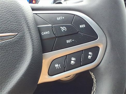 Used 2025 Chrysler Pacifica Select image 25