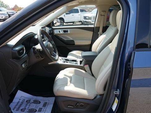 Used 2020 Ford Explorer Platinum w/ Premium Technology Package AWD/4WD image 2