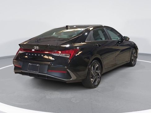 Used 2025 Hyundai Elantra Limited FWD image 5