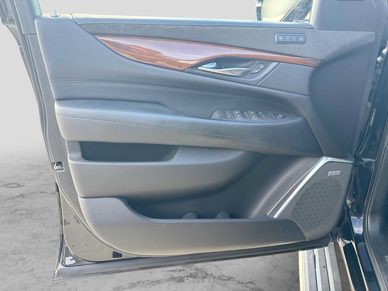 Used 2018 Cadillac Escalade ESV Premium Luxury AWD/4WD image 32