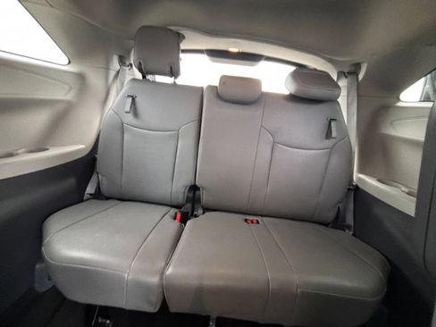Used 2024 Toyota Sienna XLE FWD image 30