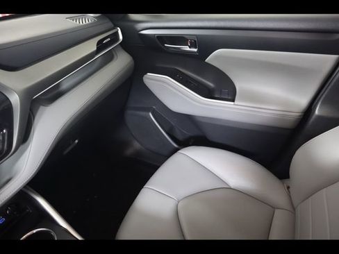 Used 2022 Toyota Highlander XLE AWD/4WD image 17