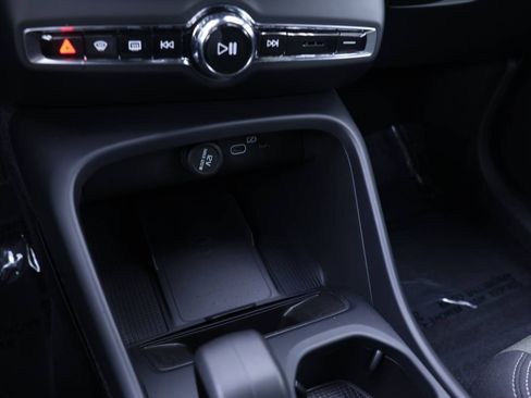 Certified 2024 Volvo XC40 B5 Core image 15