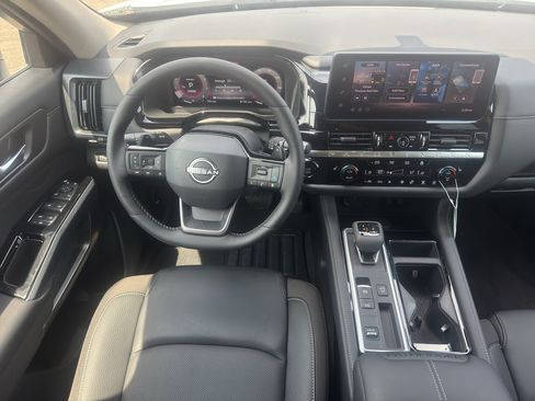 Used 2026 Nissan Pathfinder SL FWD image 12