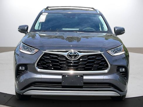 Used 2023 Toyota Highlander Platinum FWD image 3