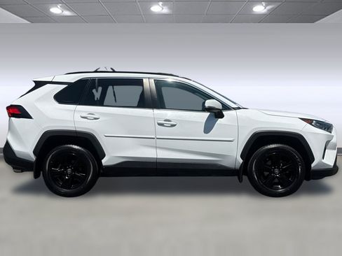 Used 2021 Toyota RAV4 XLE w/ Convenience Package FWD image 8