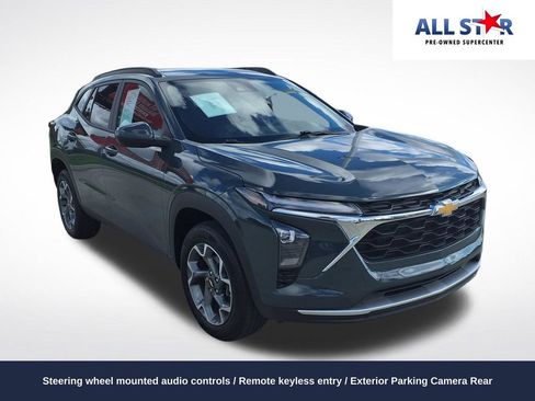 Used 2025 Chevrolet Trax LT FWD image 1