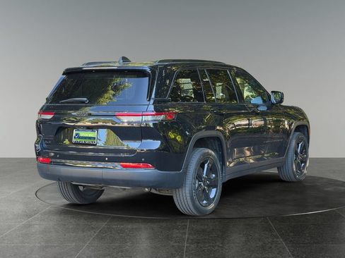 Used 2023 Jeep Grand Cherokee Altitude AWD/4WD image 9